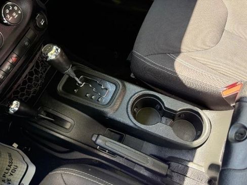 Used 2017 Jeep Wrangler Sahara image 22