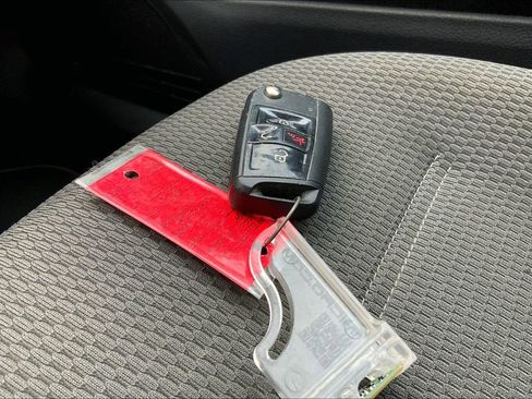 Used 2019 Volkswagen Golf SE image 12