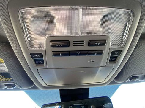 Used 2018 Toyota Highlander SE image 27