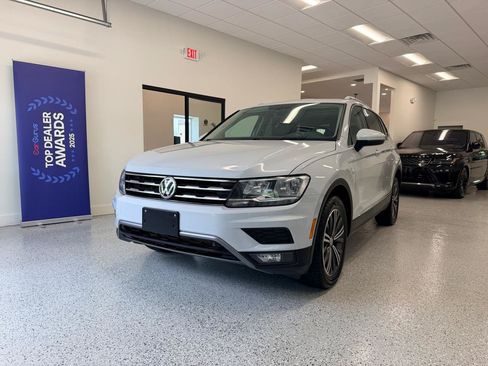 Used 2018 Volkswagen Tiguan SEL w/ 3rd Row Seat Package AWD/4WD image 3