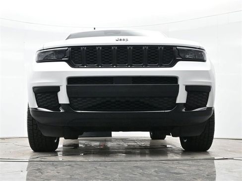 Used 2023 Jeep Grand Cherokee L Laredo image 25