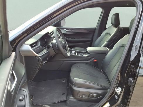 New 2025 Jeep Grand Cherokee Altitude AWD/4WD image 17
