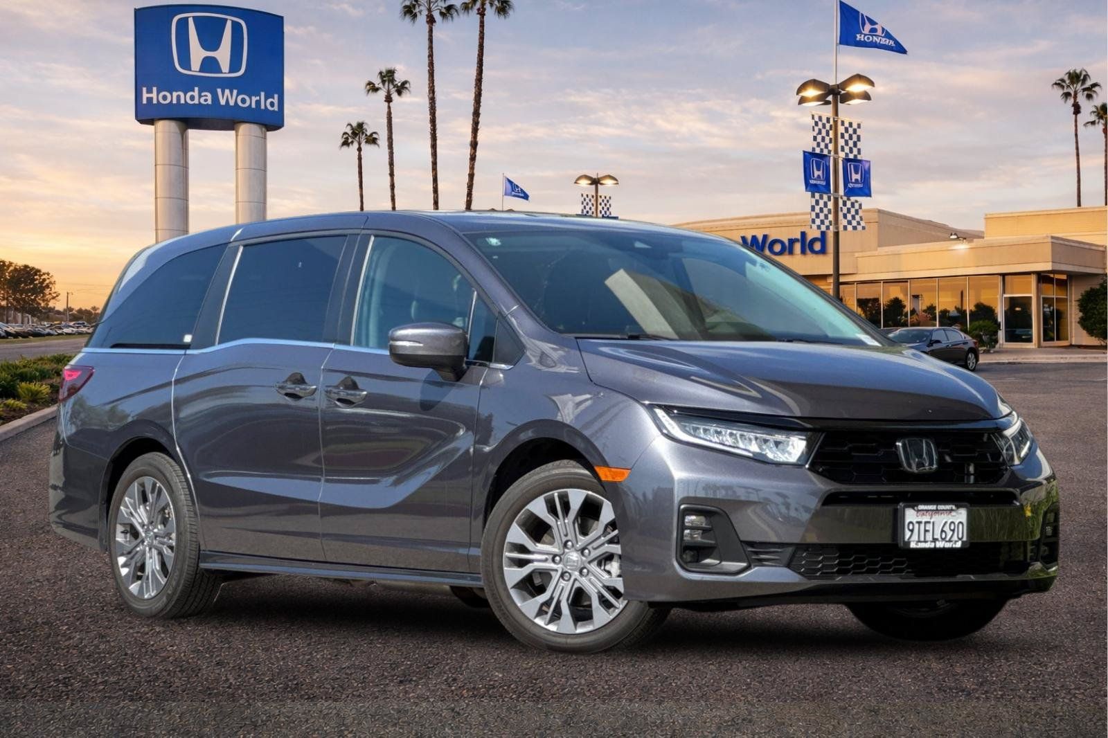 Used 2025 Honda Odyssey Touring image 2