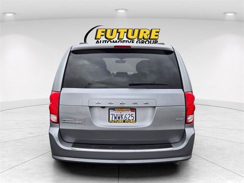 Used 2017 Dodge Grand Caravan SXT image 5