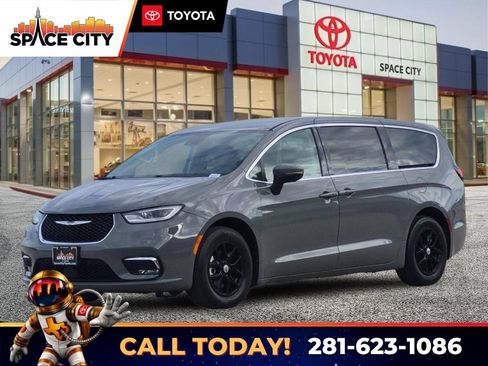 Used 2023 Chrysler Pacifica Touring-L FWD image 1