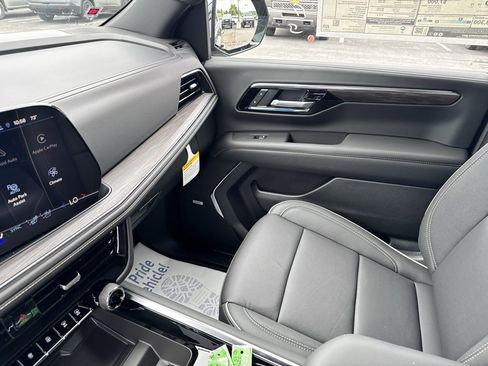 New 2025 Chevrolet Suburban Premier image 29