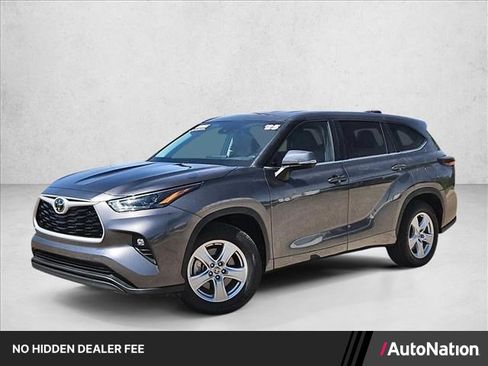 Used 2025 Toyota Highlander LE FWD image 1