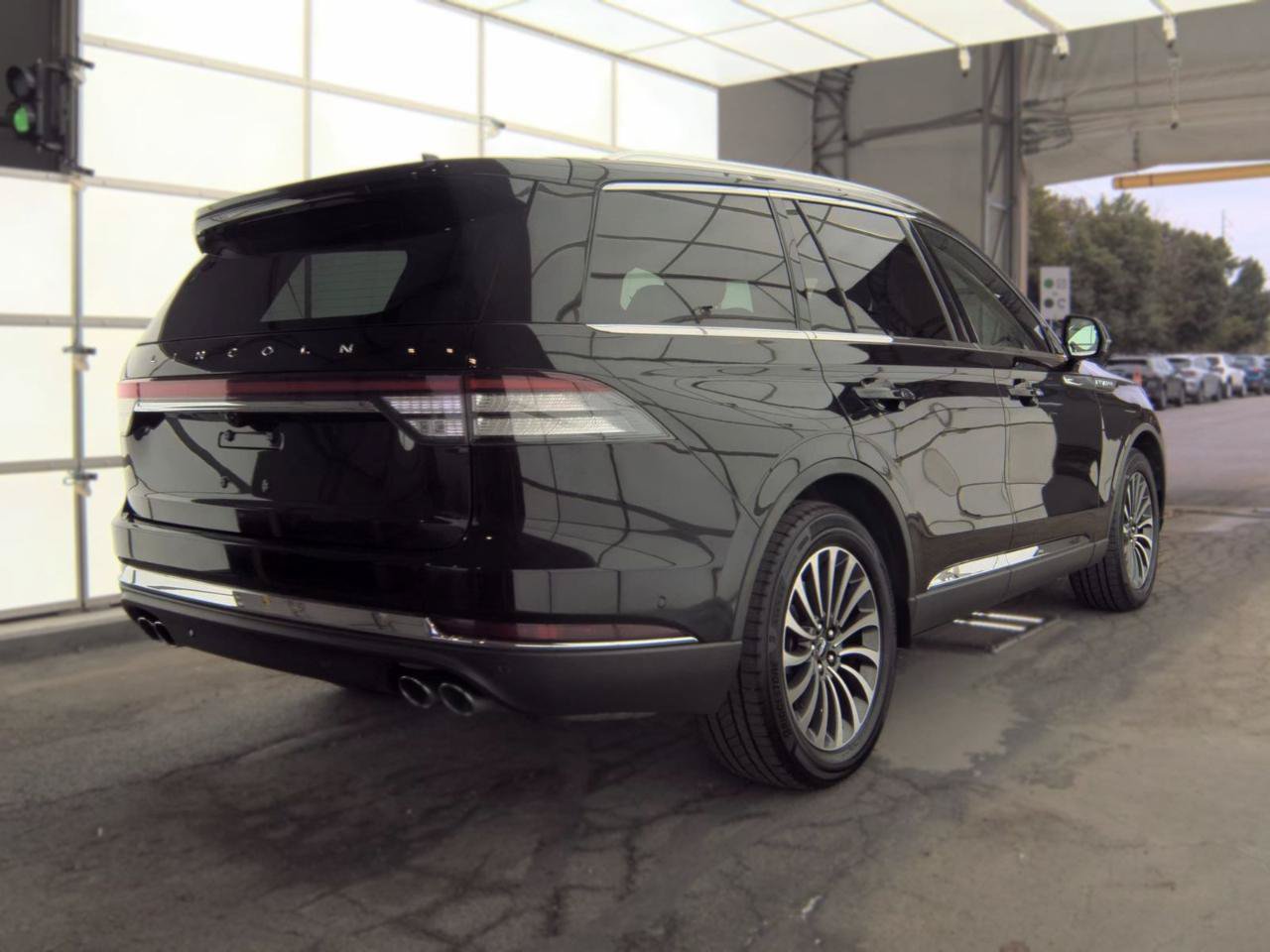 Used 2021 Lincoln Aviator Reserve w/ Equipment Group 201A AWD/4WD image 2