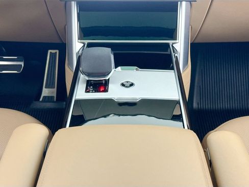 Used 2025 Land Rover Range Rover SE AWD/4WD image 12
