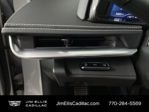 Used 2022 Chevrolet Corvette Stingray Premium Cpe w/ Engine Appearance Package image 19