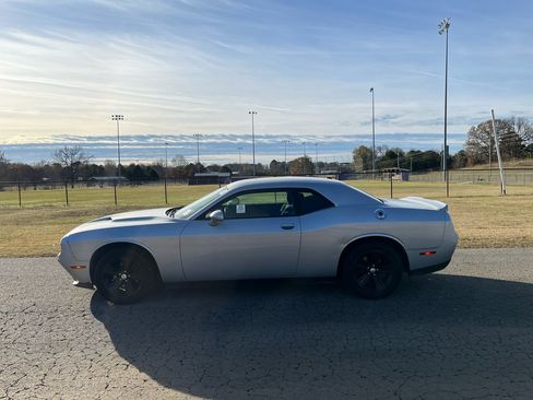 Used 2020 Dodge Challenger SXT image 4