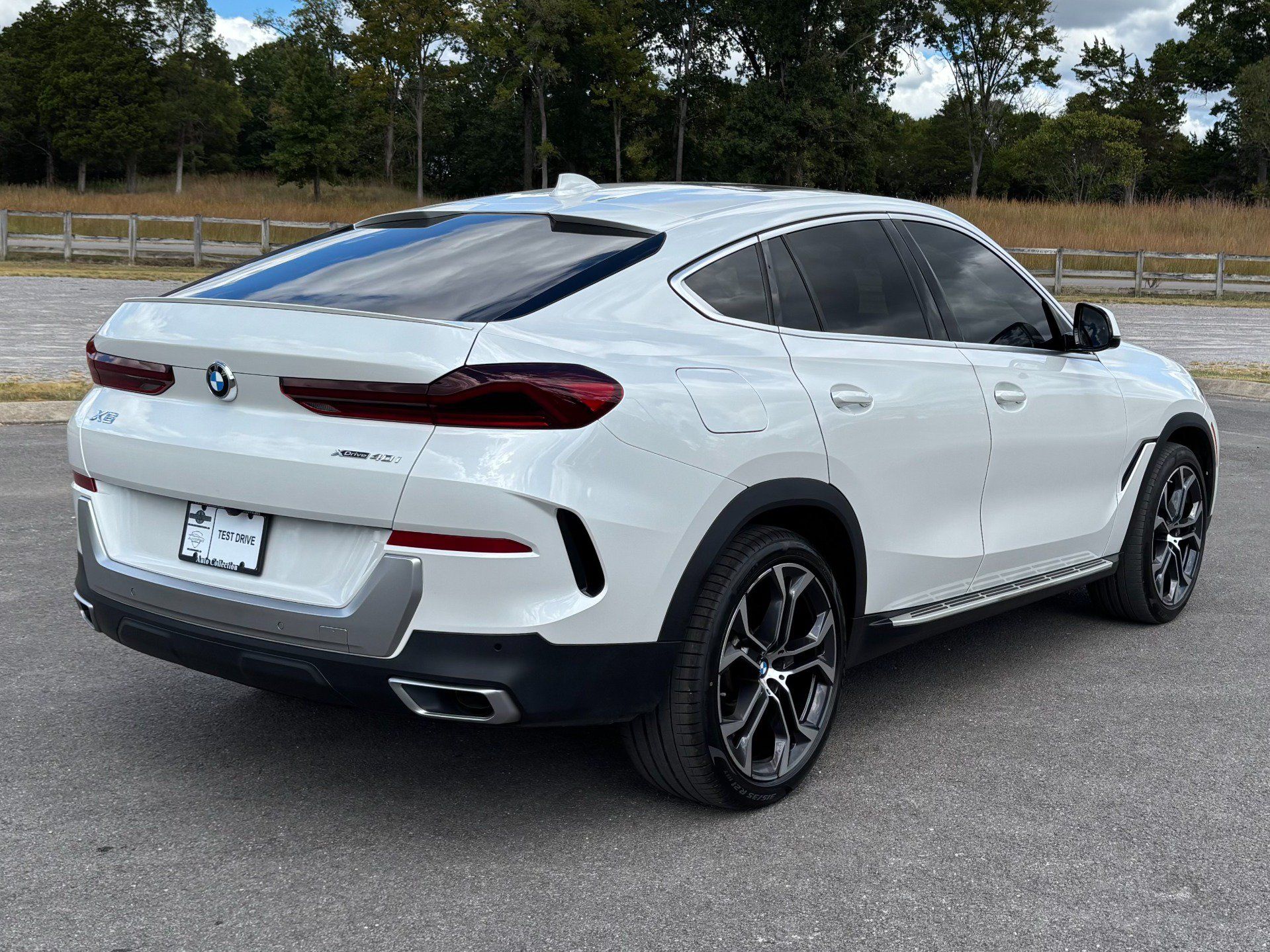 Used 2022 BMW X6 xDrive40i w/ Premium Package AWD/4WD image 3