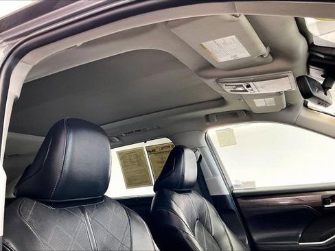 Used 2022 Toyota Highlander Platinum FWD image 25