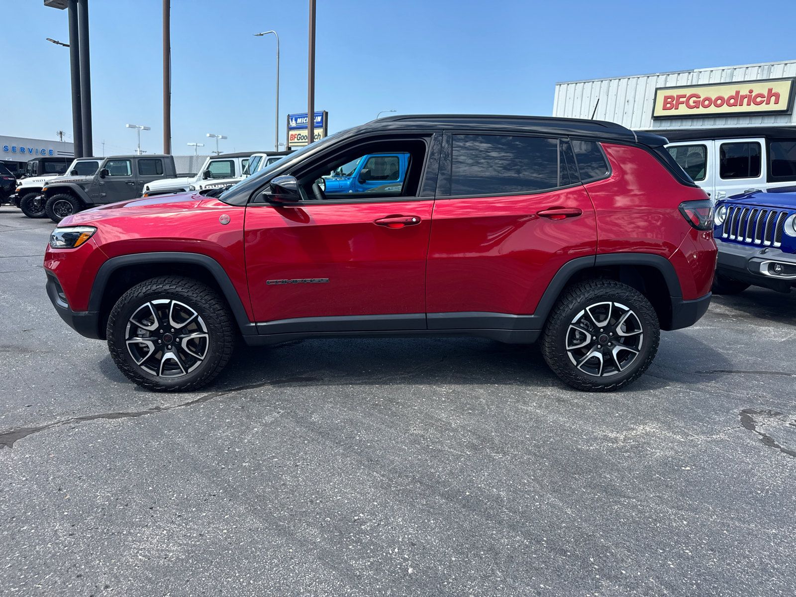 Used 2025 Jeep Compass Trailhawk w/ Trailhawk Elite Group AWD/4WD image 3
