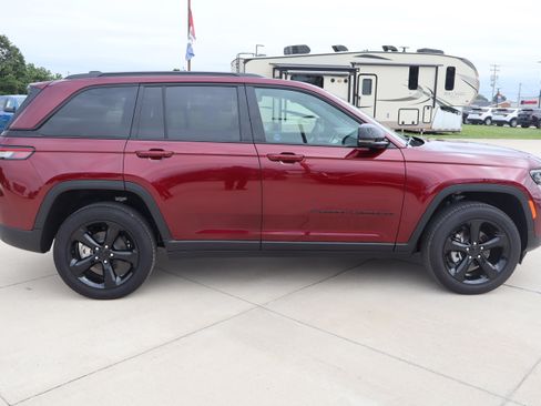 Used 2025 Jeep Grand Cherokee Altitude AWD/4WD image 5