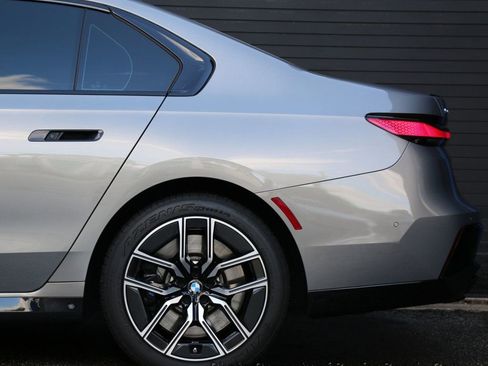 Used 2023 BMW 760i xDrive w/ Executive Package image 16