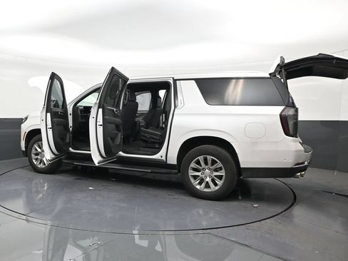 Used 2025 Chevrolet Suburban Premier RWD image 30
