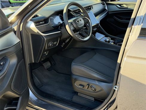 Used 2023 Jeep Grand Cherokee L Laredo image 10