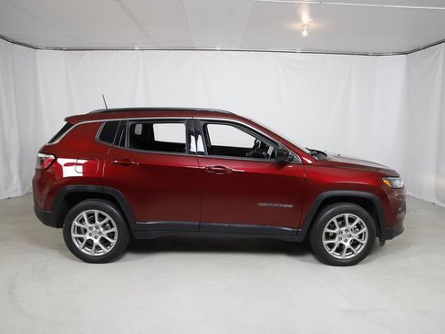 Used 2022 Jeep Compass Latitude image 2