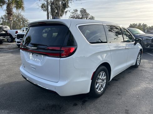 New 2026 Chrysler Pacifica Select image 7