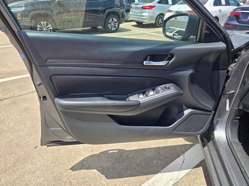 Used 2025 Nissan Altima 2.5 SV image 11