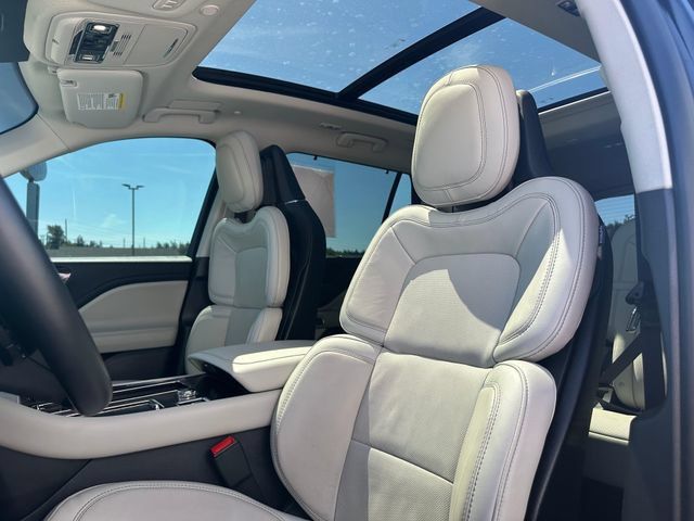 Used 2025 Lincoln Aviator Reserve w/ Luxury Package AWD/4WD image 10