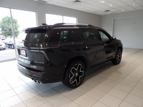 Used 2025 Chevrolet Traverse High Country w/ LPO, Floor Liner Package AWD/4WD image 4