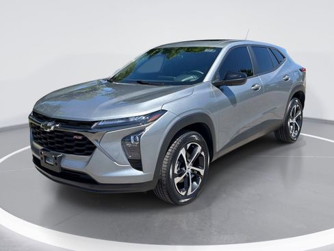 Certified 2025 Chevrolet Trax RS w/ Sunroof Package FWD image 3