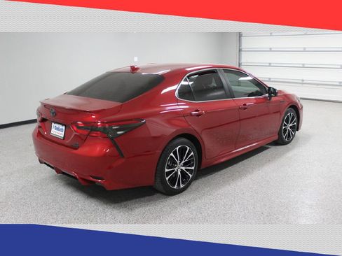 Used 2020 Toyota Camry SE image 3