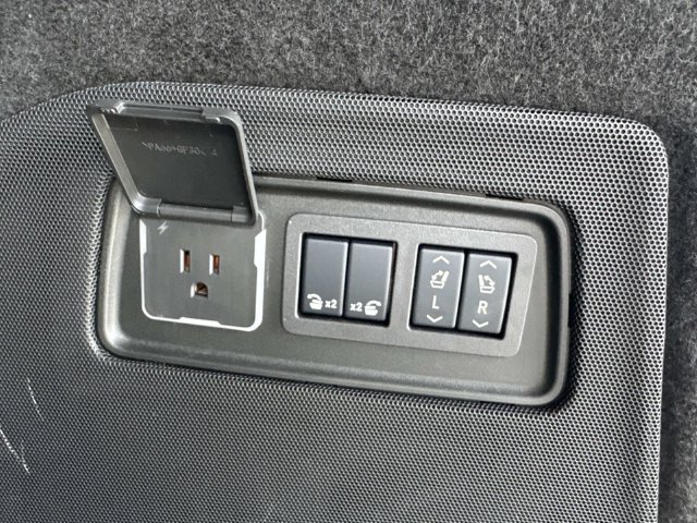 Used 2025 Cadillac Escalade Sport Platinum w/ LPO, ONYX Package AWD/4WD image 13