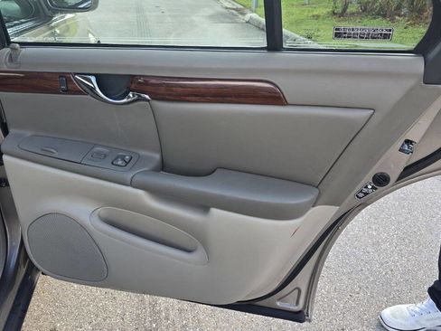 Used 2000 Cadillac De Ville w/ Comfort/Convenience Pkg image 21
