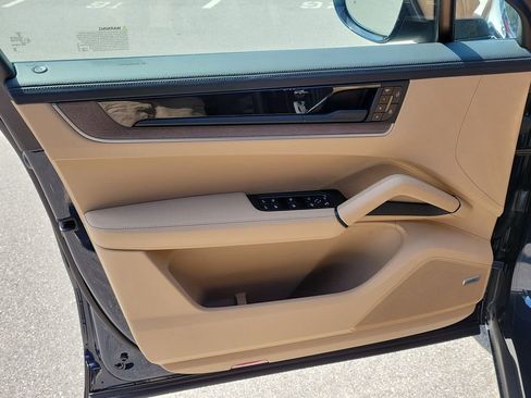 New 2026 Porsche Cayenne Base image 24