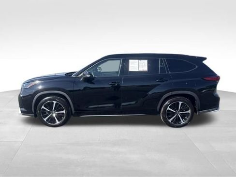 Used 2022 Toyota Highlander XSE FWD image 2
