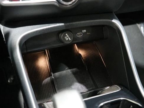 Used 2025 Volvo XC40 B5 Plus image 29