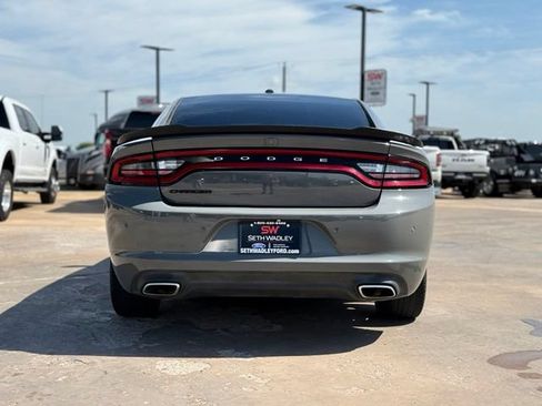 Used 2018 Dodge Charger SXT w/ Blacktop Package RWD image 6