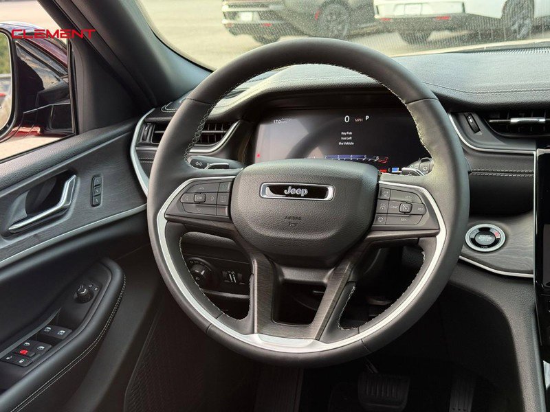Used 2025 Jeep Grand Cherokee L Limited w/ Black Appearance Package AWD/4WD image 17