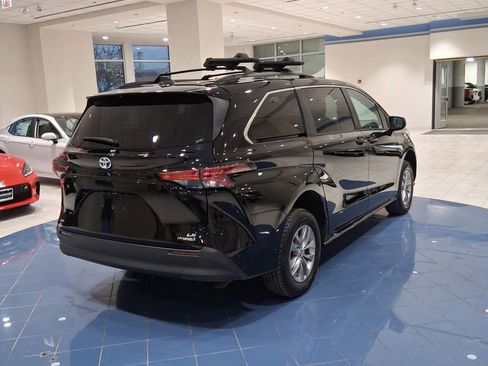 Used 2022 Toyota Sienna LE image 4