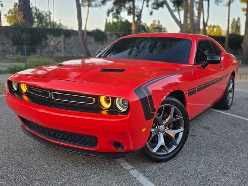 Used 2016 Dodge Challenger SXT w/ Driver Convenience Group RWD image 17