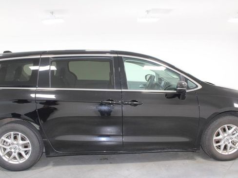 Used 2024 Chrysler Pacifica Touring-L image 11