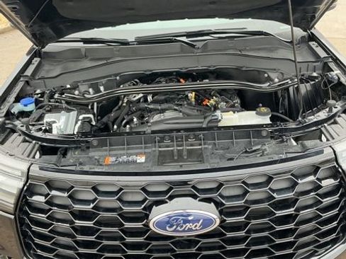 Used 2025 Ford Explorer ST-Line w/ Premium Package image 2