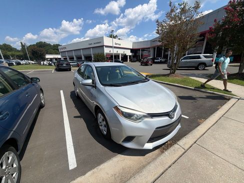 Used 2015 Toyota Corolla LE FWD image 4