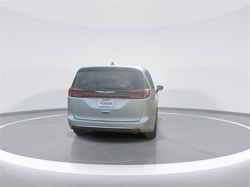 Used 2024 Chrysler Pacifica Touring-L image 7