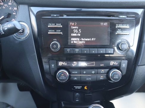 Used 2017 Nissan Rogue SV image 18
