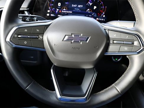 Used 2025 Chevrolet Suburban Z71 image 21