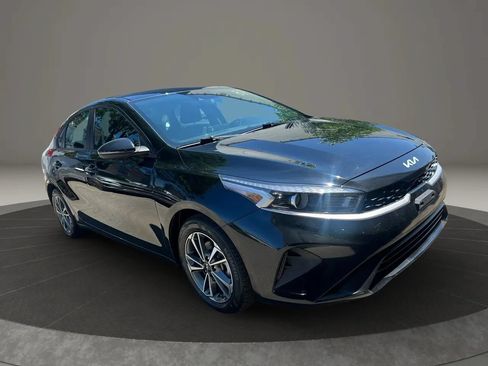 Used 2023 Kia Forte LXS w/ LXS Technology Package FWD image 3
