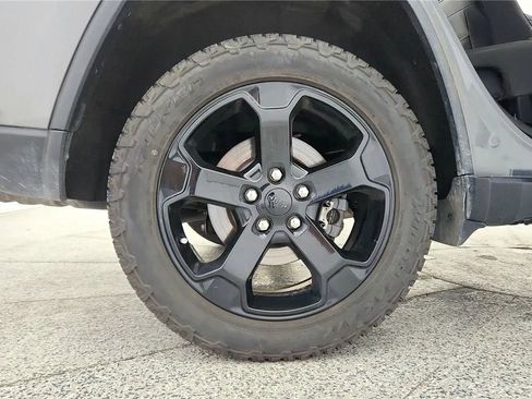 Used 2019 Jeep Grand Cherokee Laredo AWD/4WD image 13