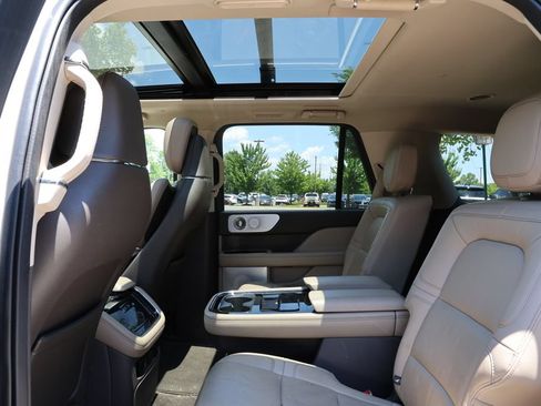 Used 2023 Lincoln Navigator Reserve AWD/4WD image 9