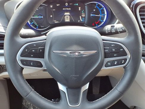 Used 2024 Chrysler Pacifica Select FWD image 19