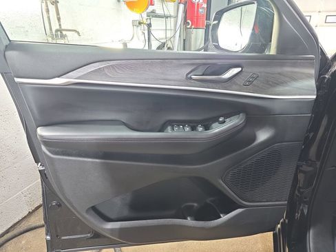 Used 2024 Jeep Grand Cherokee L Limited w/ Luxury Tech Group II image 31