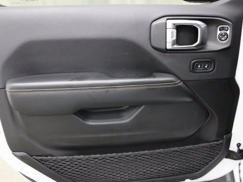 Used 2024 Jeep Wrangler Unlimited Sahara image 11